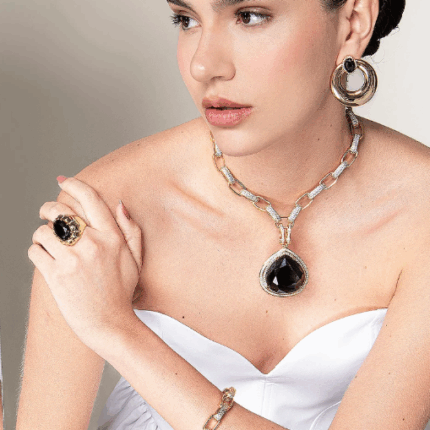 Colar de corrente cravejado com zircônia cristal banho em ouro 18k .