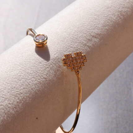 Bracelete Rígido com Detalhes Cravejados em Zircônia – Banho Ouro 18k